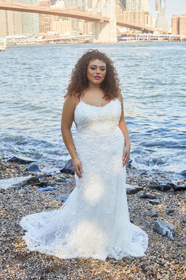 Murphey *plus size sample size 18* - slim fit beadless lace wedding dress with spaghetti straps and open back