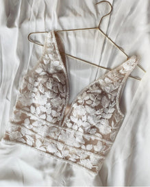 Molly *taille plus* - robe de mariée sans manches avec haut en V en dentelle de coton, jupe de chiffon et taille marquée