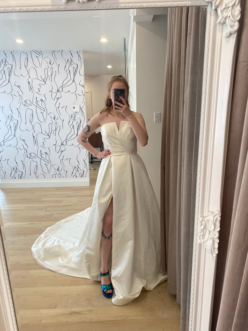 Porsha - robe de mariée moderne et classique à bustier droit avec fente à la jambe
