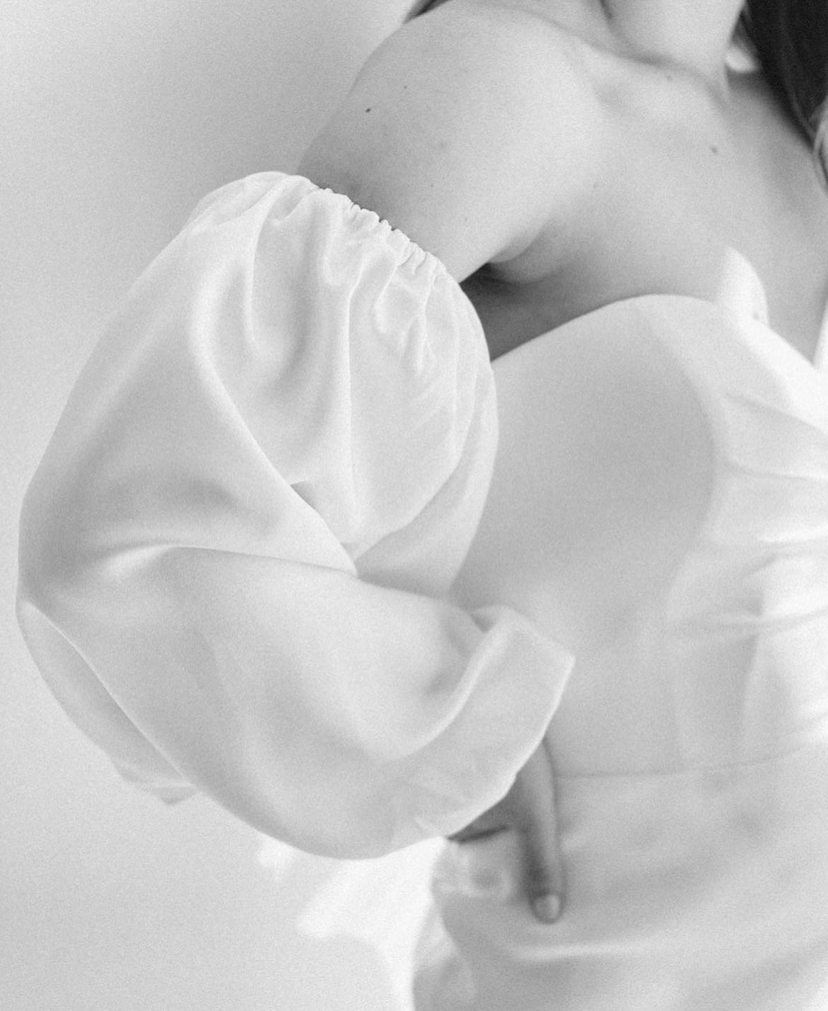 Queenie - robe de mariée minimaliste et contemporaine de coupe ajustée en satin jersey extensible et manchons bouffants amovibles