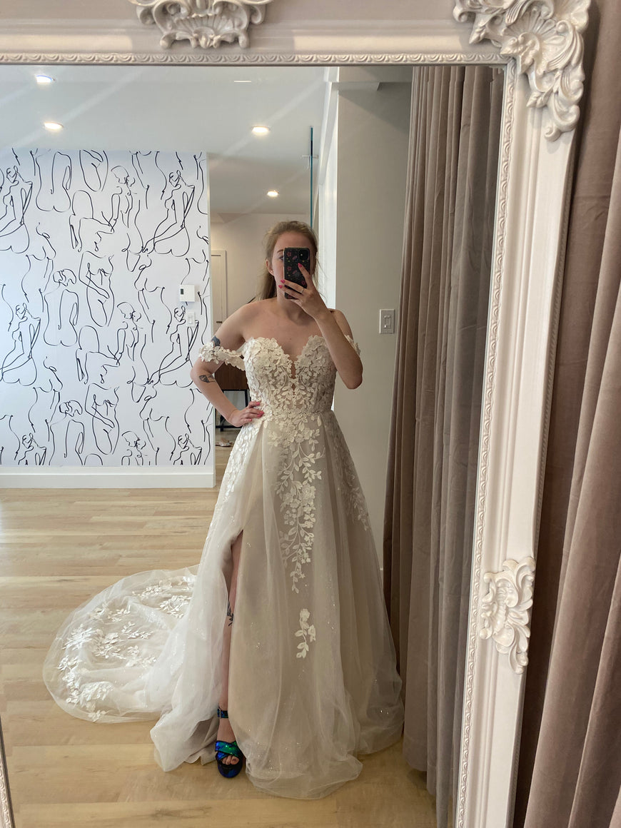 Moldo - robe moderne et romantique de coupe A en tulle et dentelle avec bretelles tombantes amovibles et fente à la jambe