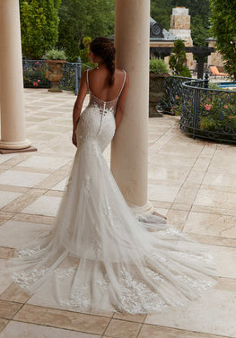 Natalia - robe de mariée de coupe ajustée en dentelle luxueuse avec encolure scoop et dos ouvert