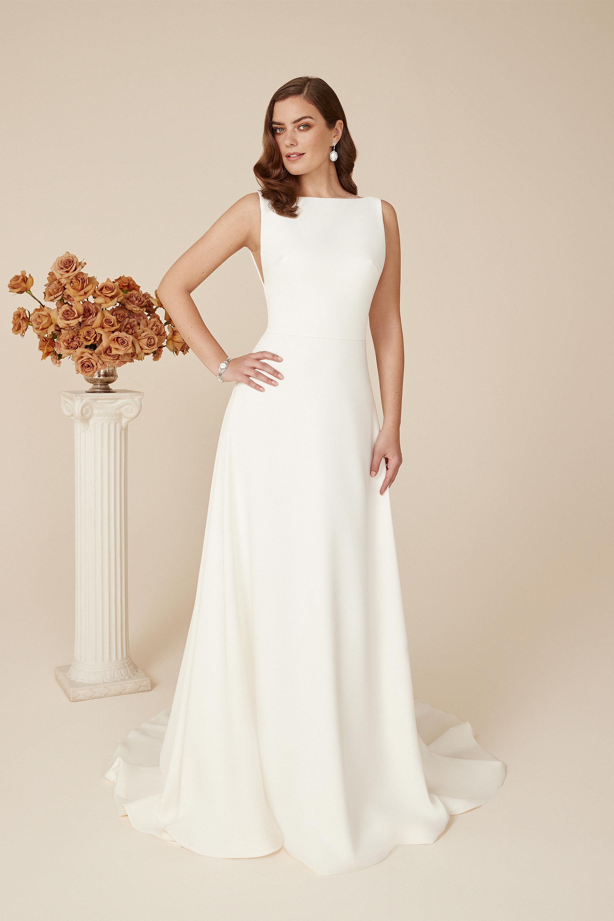 Scout *échantillon taille 10* - robe de mariée minimaliste, intemporelle et élégante en crêpe extensible avec jupe droite et dos ouvert