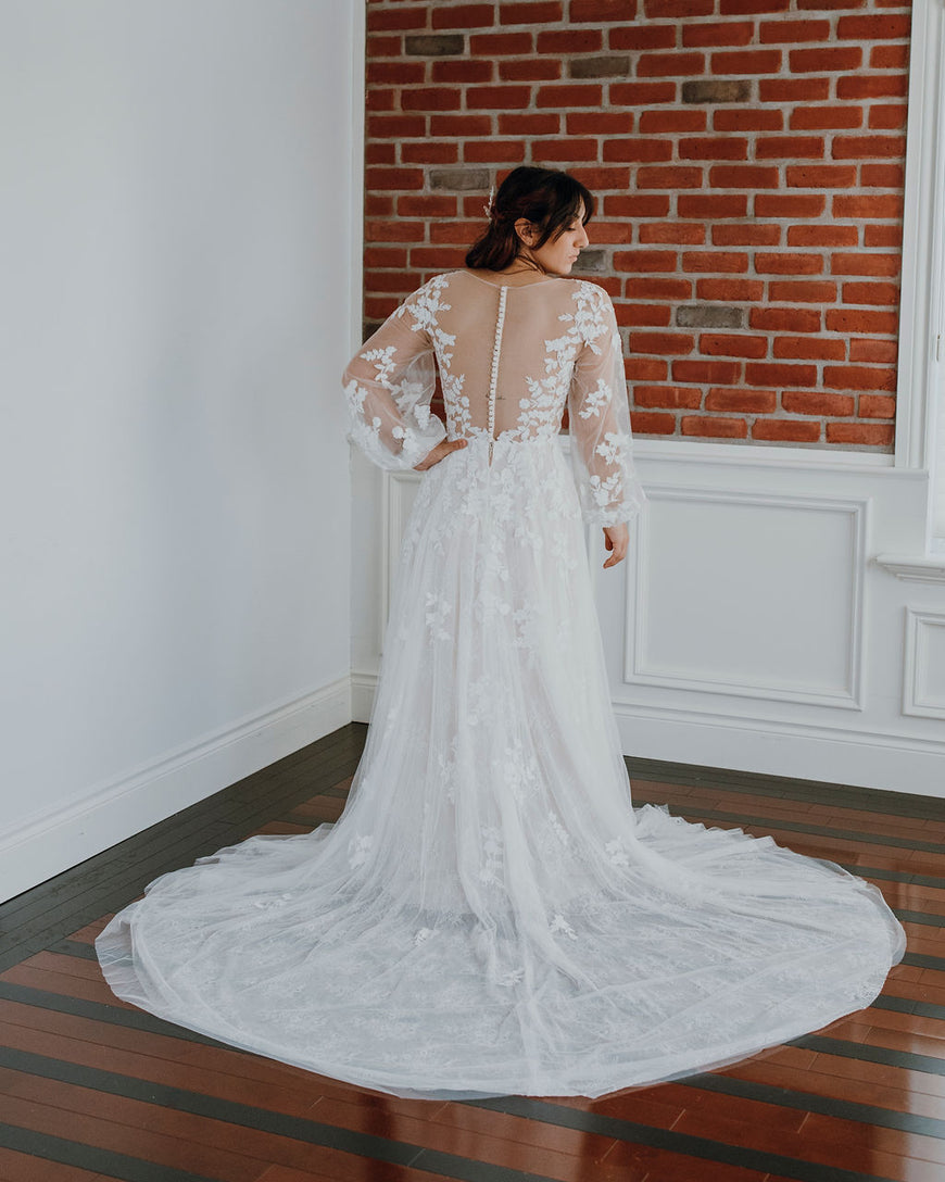 *EXCLUSIVE* Donovan - A-line boho wedding dress with puff sleeves and buttoned illusion back