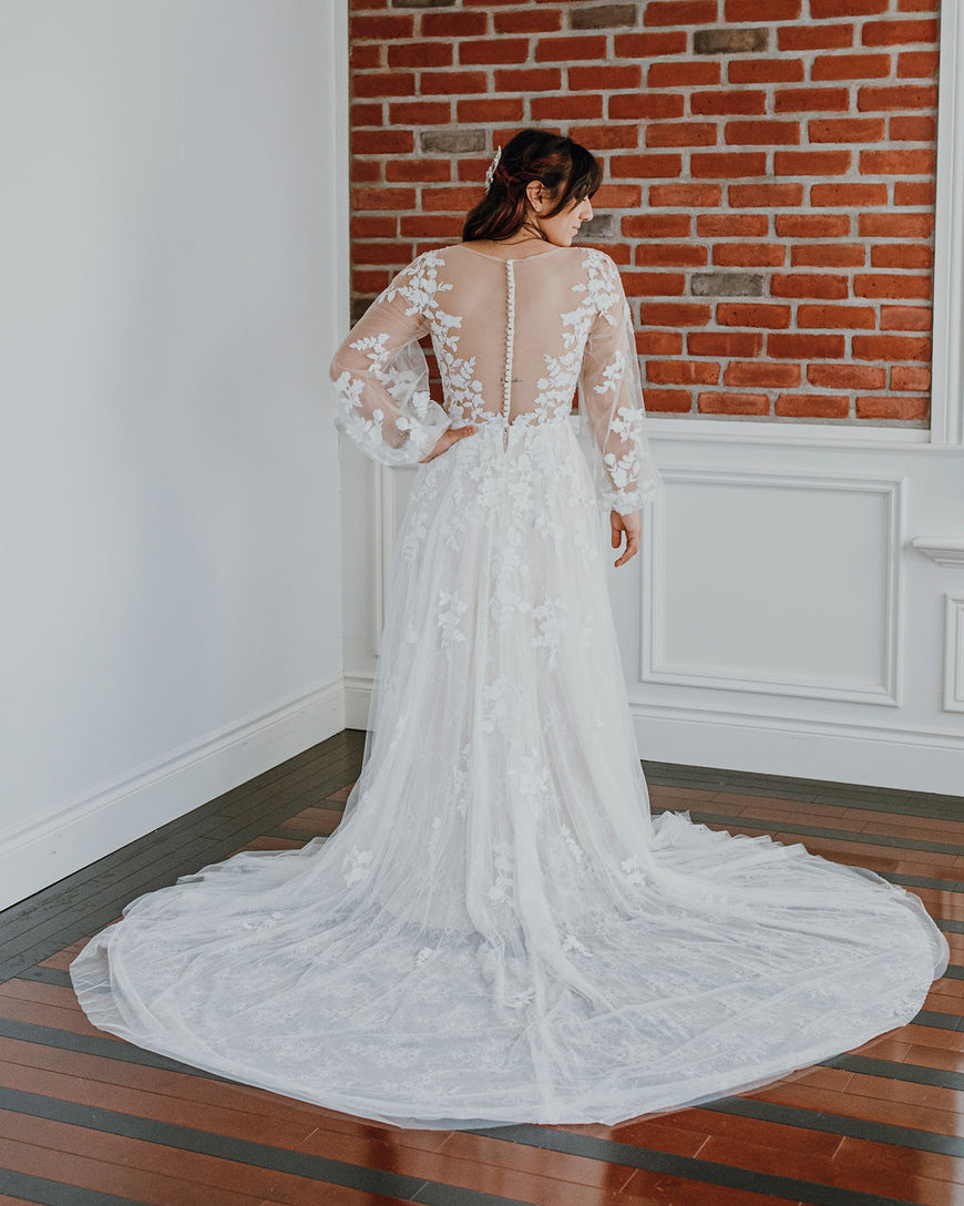 *EXCLUSIVE* Donovan - A-line boho wedding dress with puff sleeves and buttoned illusion back