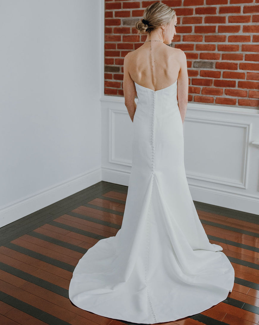 Serena - robe de mariée minimaliste et contemporaine coupe ajustée en crêpe à bustier