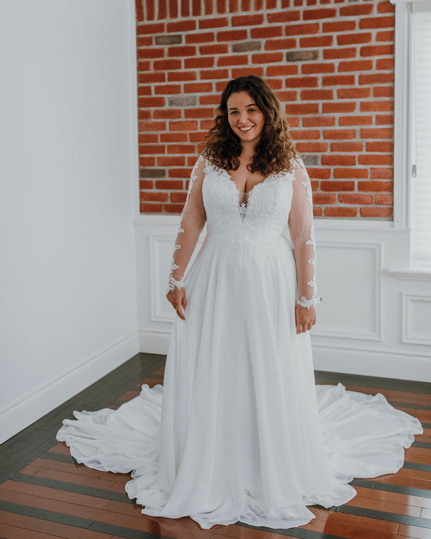 Brady *taille plus* - robe de mariée boho avec manches longues, dos illusion et jupe en chiffon