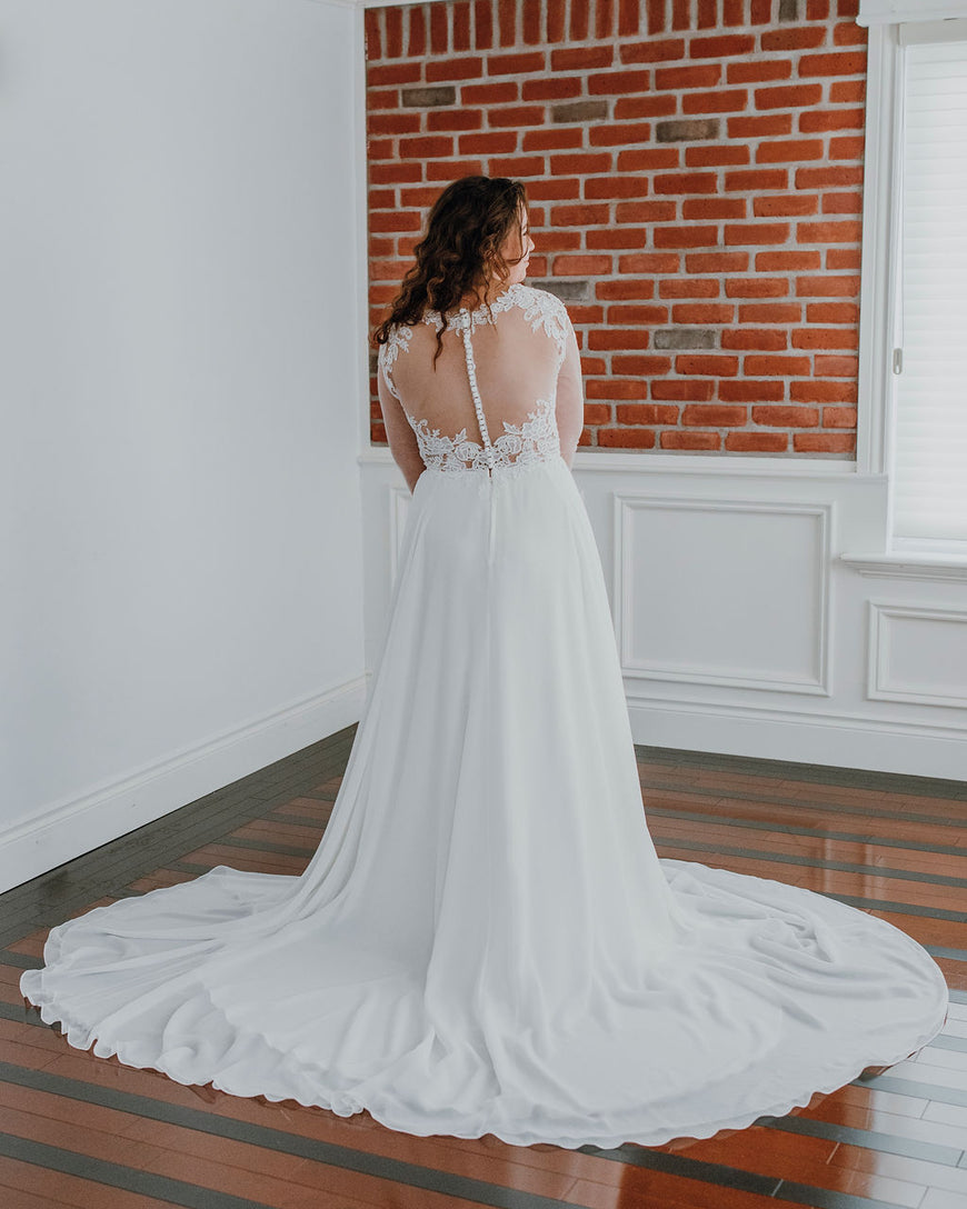 Brady *taille plus* - robe de mariée boho avec manches longues, dos illusion et jupe en chiffon