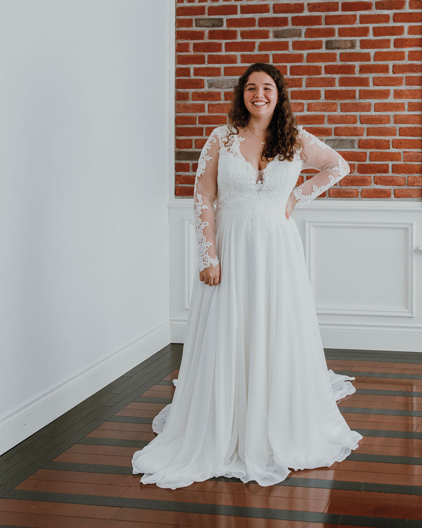 Brady *taille plus* - robe de mariée boho avec manches longues, dos illusion et jupe en chiffon