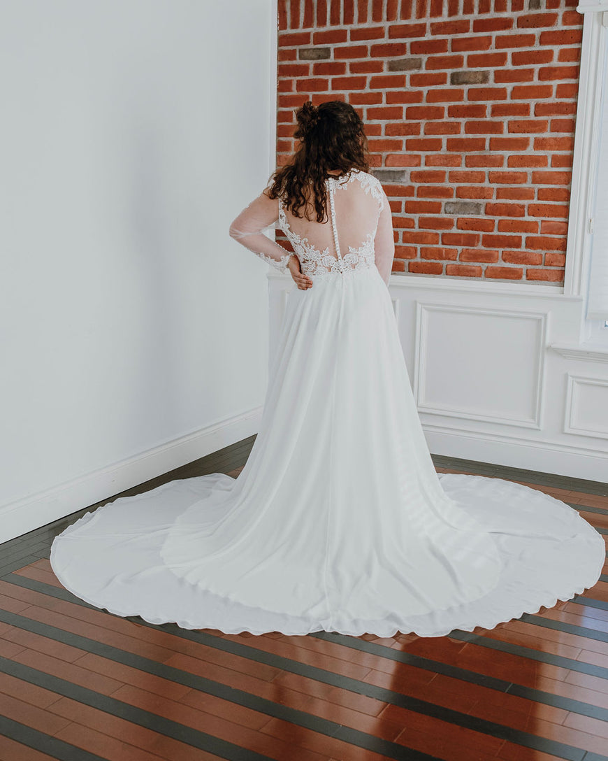 Brady *taille plus* - robe de mariée boho avec manches longues, dos illusion et jupe en chiffon