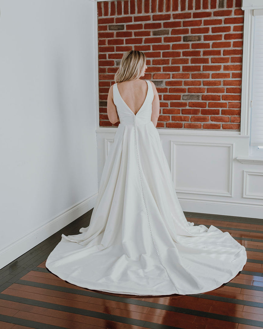 Paris - robe de mariée classique à décolleté plongeant illusion et dos ouvert
