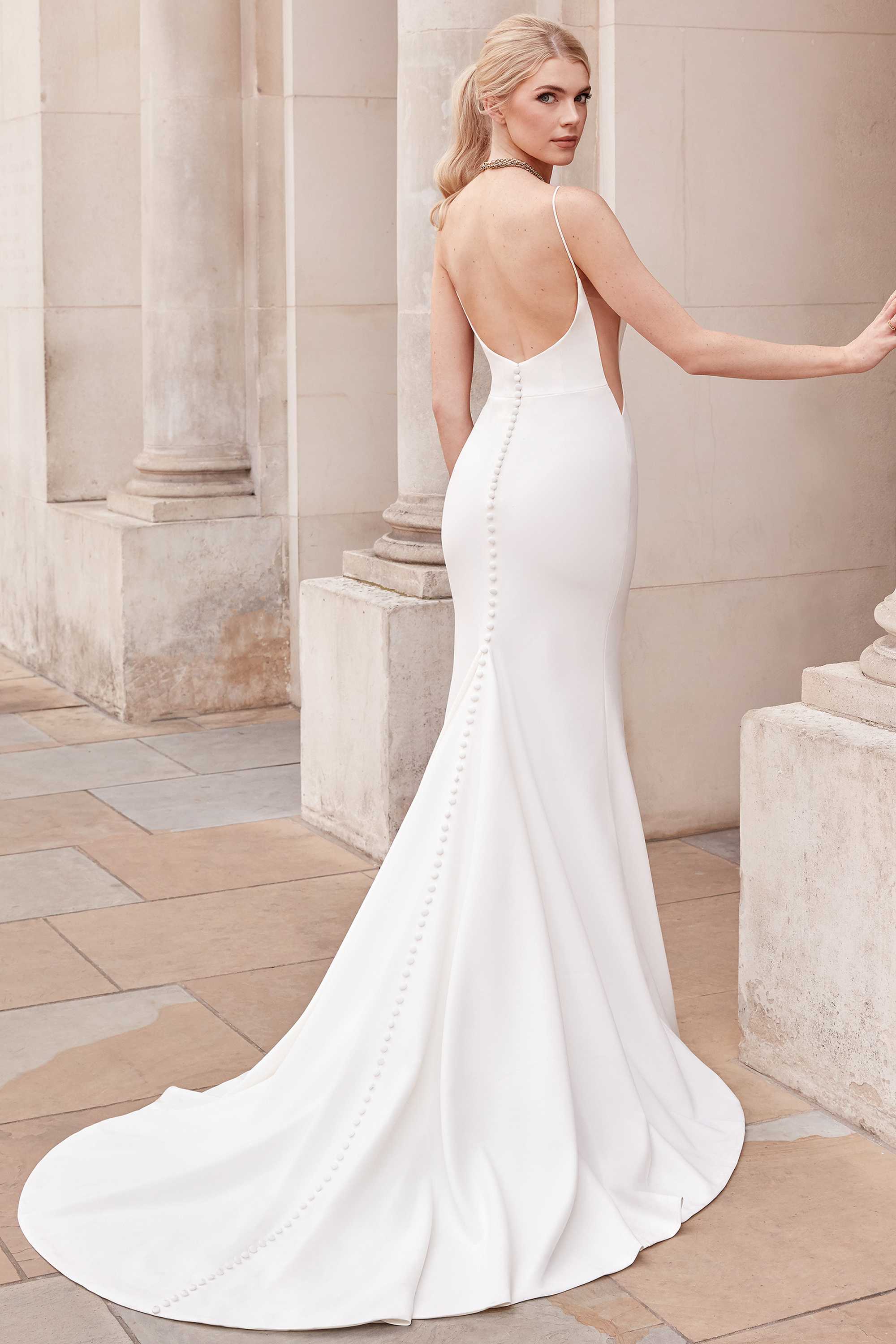 Colonnel - robe de mariée moderne ajustée et épurée à bretelles fines et ouvertures transparentes sur les côtés