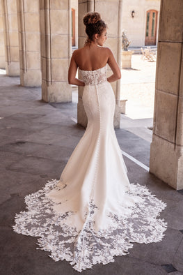 Gigi - robe de mariée minimaliste et contemporaine de coupe ajustée en crêpe avec bustier en dentelle