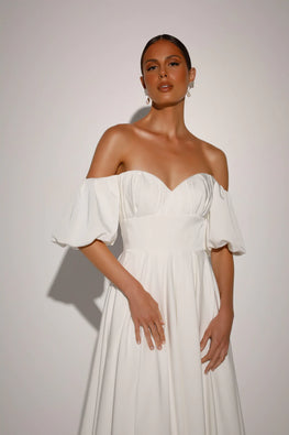 Pebble *échantillon taille 18* - robe de mariée moderne en satin mat extensible, épaules dénudées et jupe volumineuse