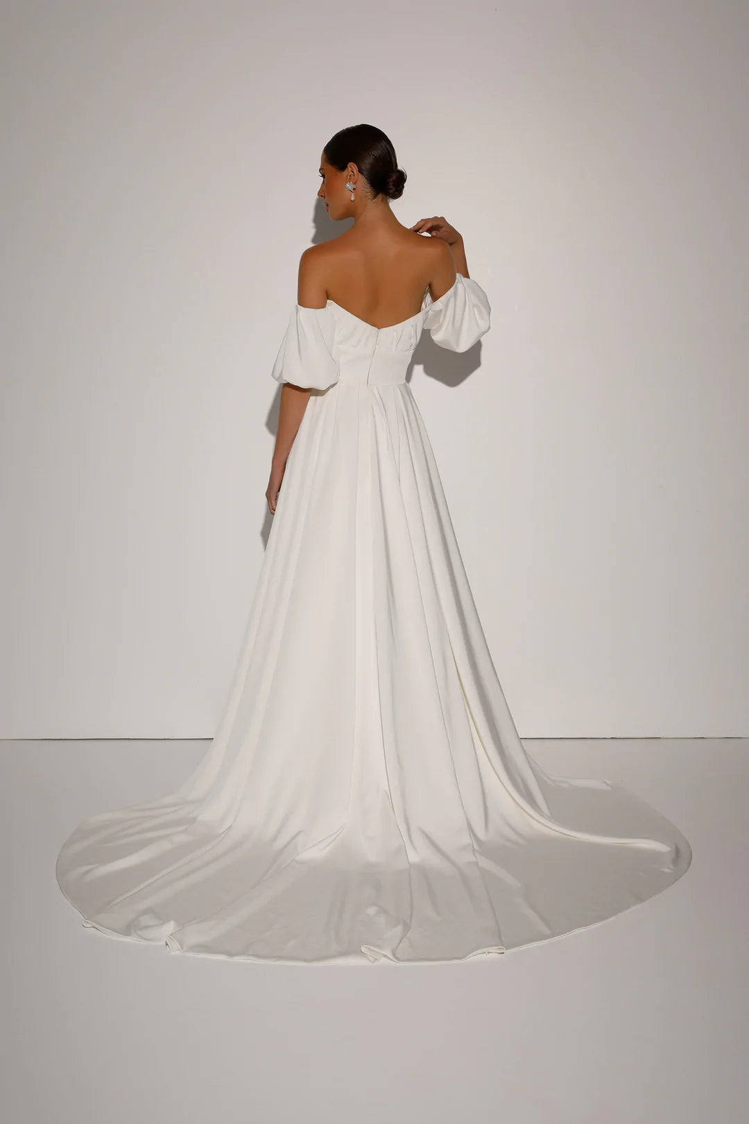 Pebble - robe de mariée moderne en satin mat extensible, épaules dénudées et jupe volumineuse