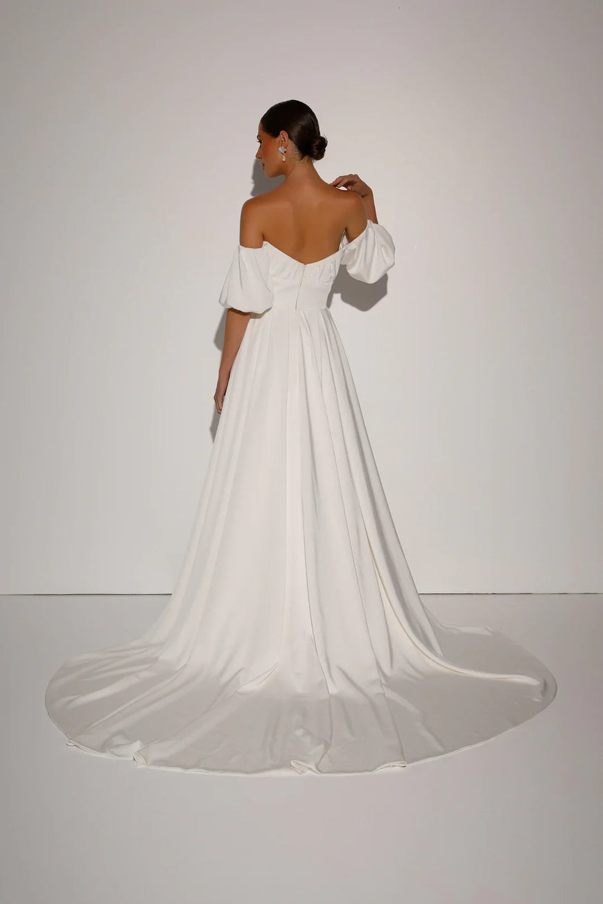 Pebble *échantillon taille 18* - robe de mariée moderne en satin mat extensible, épaules dénudées et jupe volumineuse
