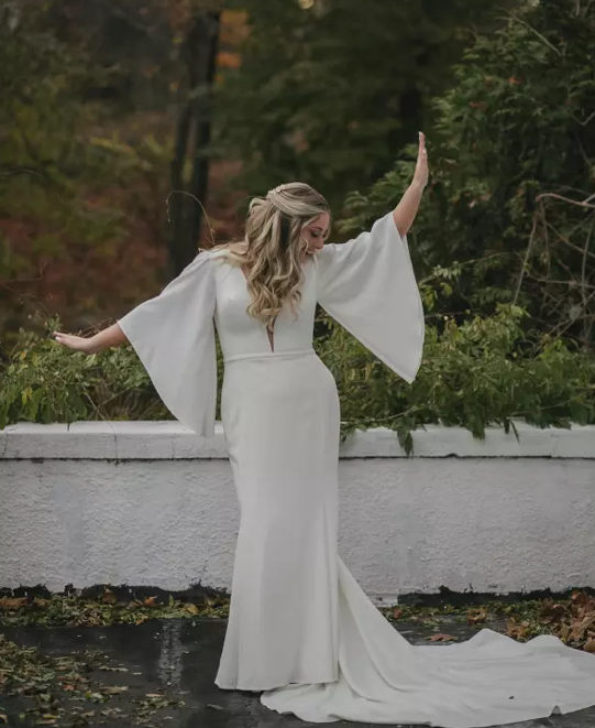 Jane - robe de mariée minimaliste et dramatique en crêpe extensible de coupe ajustée avec manches larges vaporeuses