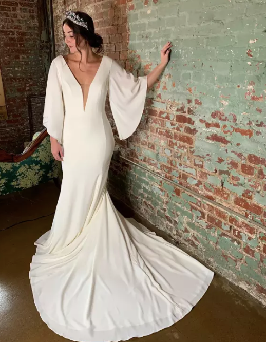 Jane *échantillon taille 18* - robe de mariée minimaliste en crêpe extensible de coupe ajustée avec manches larges vaporeuses