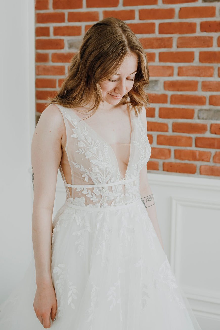 Carmi - robe de mariée à jupe volumineuse d'inspiration boho à décolleté plongeant