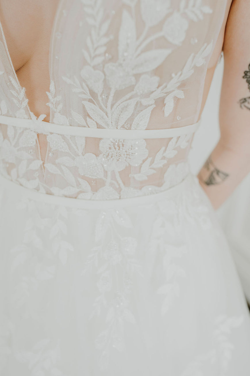 Carmi - robe de mariée à jupe volumineuse d'inspiration boho à décolleté plongeant