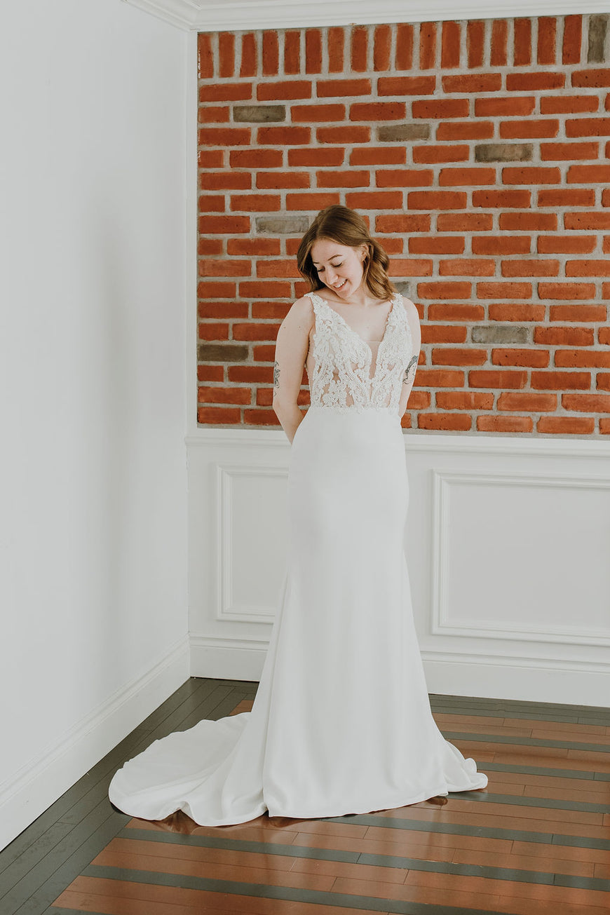 *EXCLUSIVITÉ* Jessenia *échantillon taille 10*- robe de mariée coupe ajustée sans manches avec bas en crêpe et haut brillant