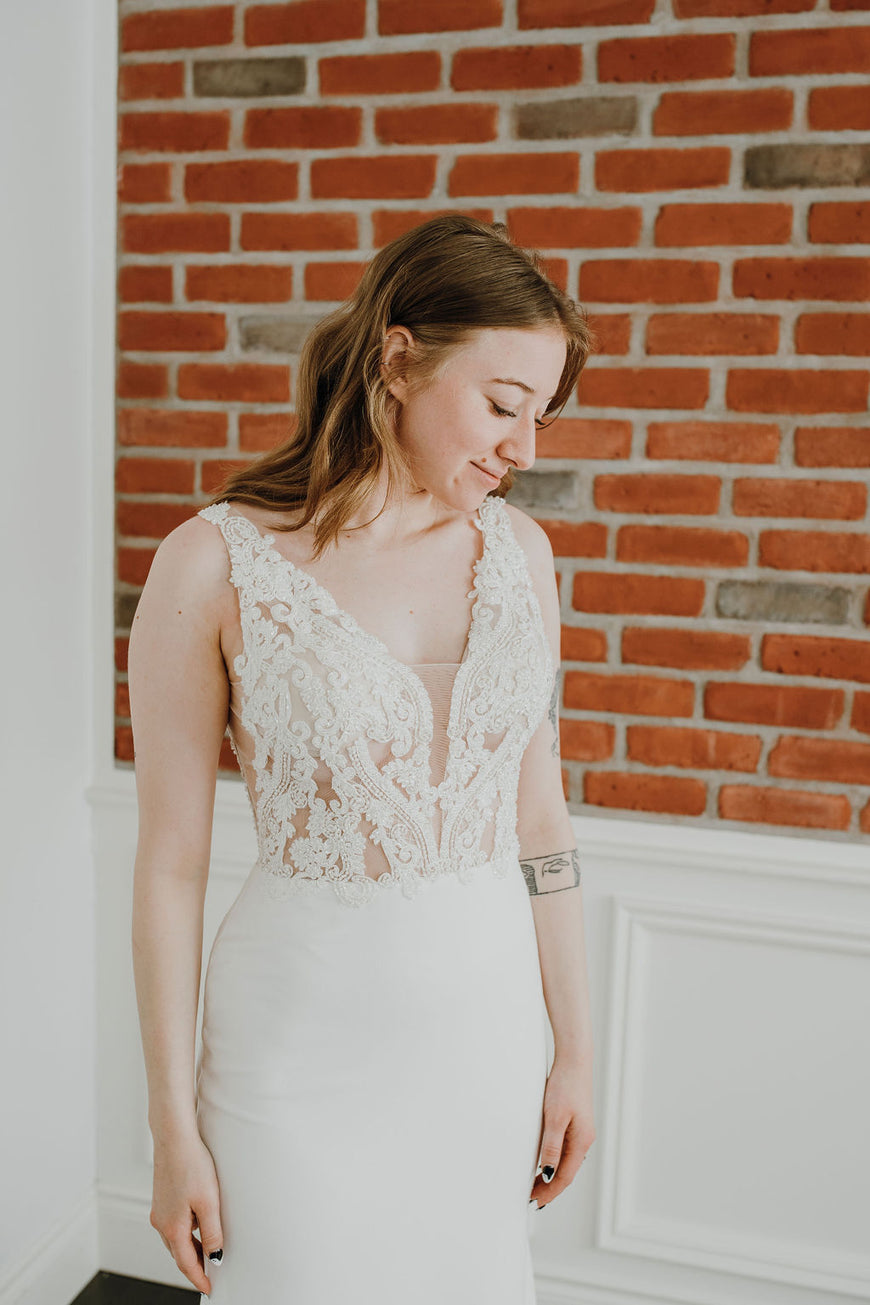 *EXCLUSIVITÉ* Jessenia *échantillon taille 10*- robe de mariée coupe ajustée sans manches avec bas en crêpe et haut brillant