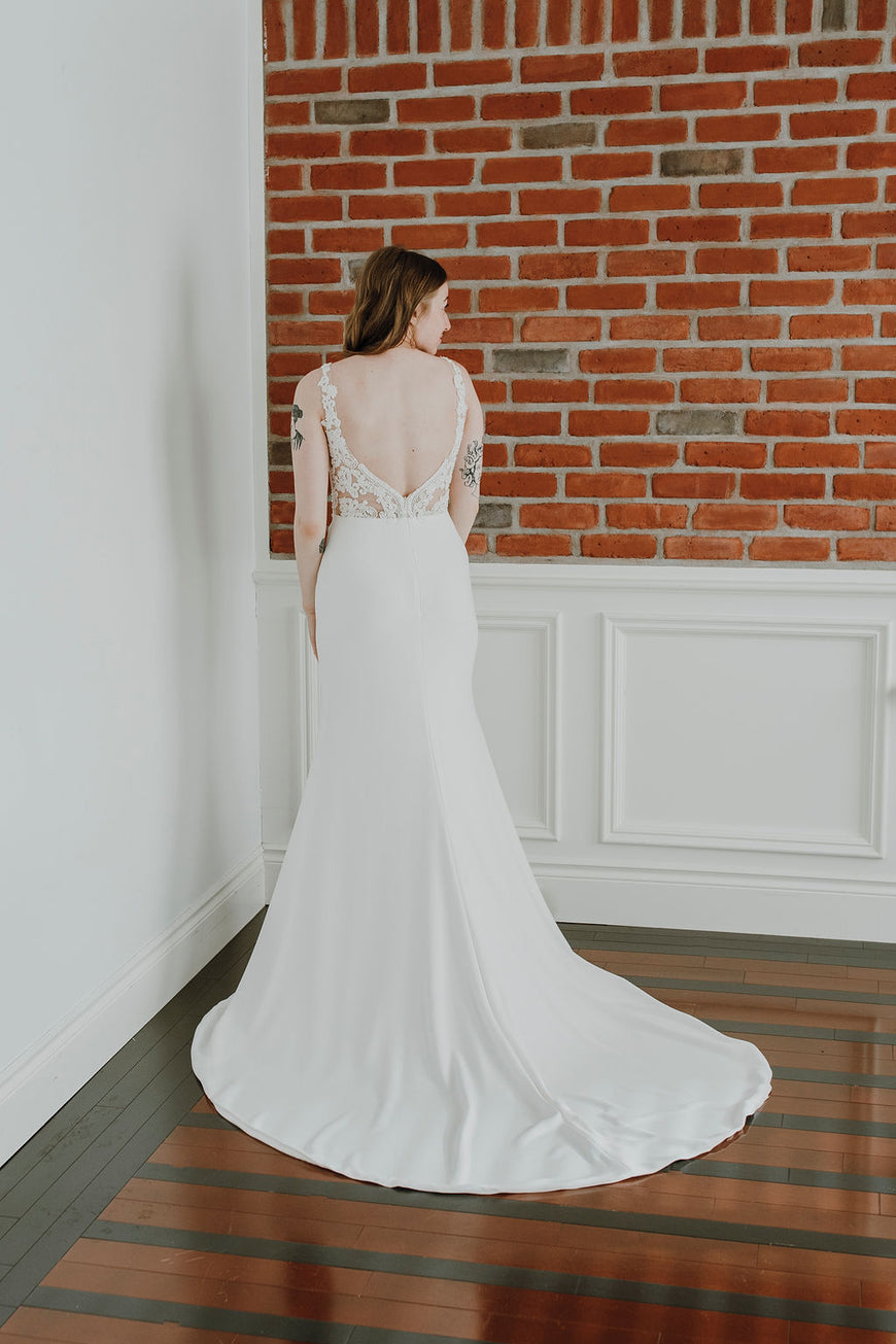 *EXCLUSIVITÉ* Jessenia *échantillon taille 10*- robe de mariée coupe ajustée sans manches avec bas en crêpe et haut brillant