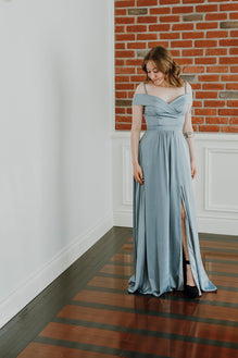 Harlyn - long dress in off-shoulder satin fabric with sweetheart neckline, pockets, dropped straps and slit leg