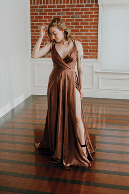 Jenn - long dress in satin fabric with V-neckline and thin tie straps