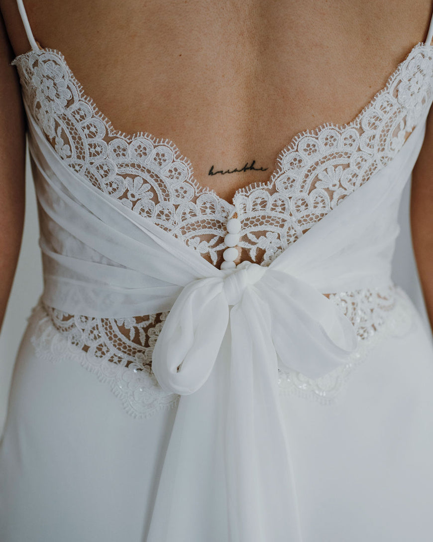 Mauricia - robe de mariée de coupe ajustée sans manches en crêpe avec dos noué