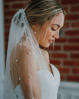 Serena - robe de mariée minimaliste et contemporaine coupe ajustée en crêpe à bustier