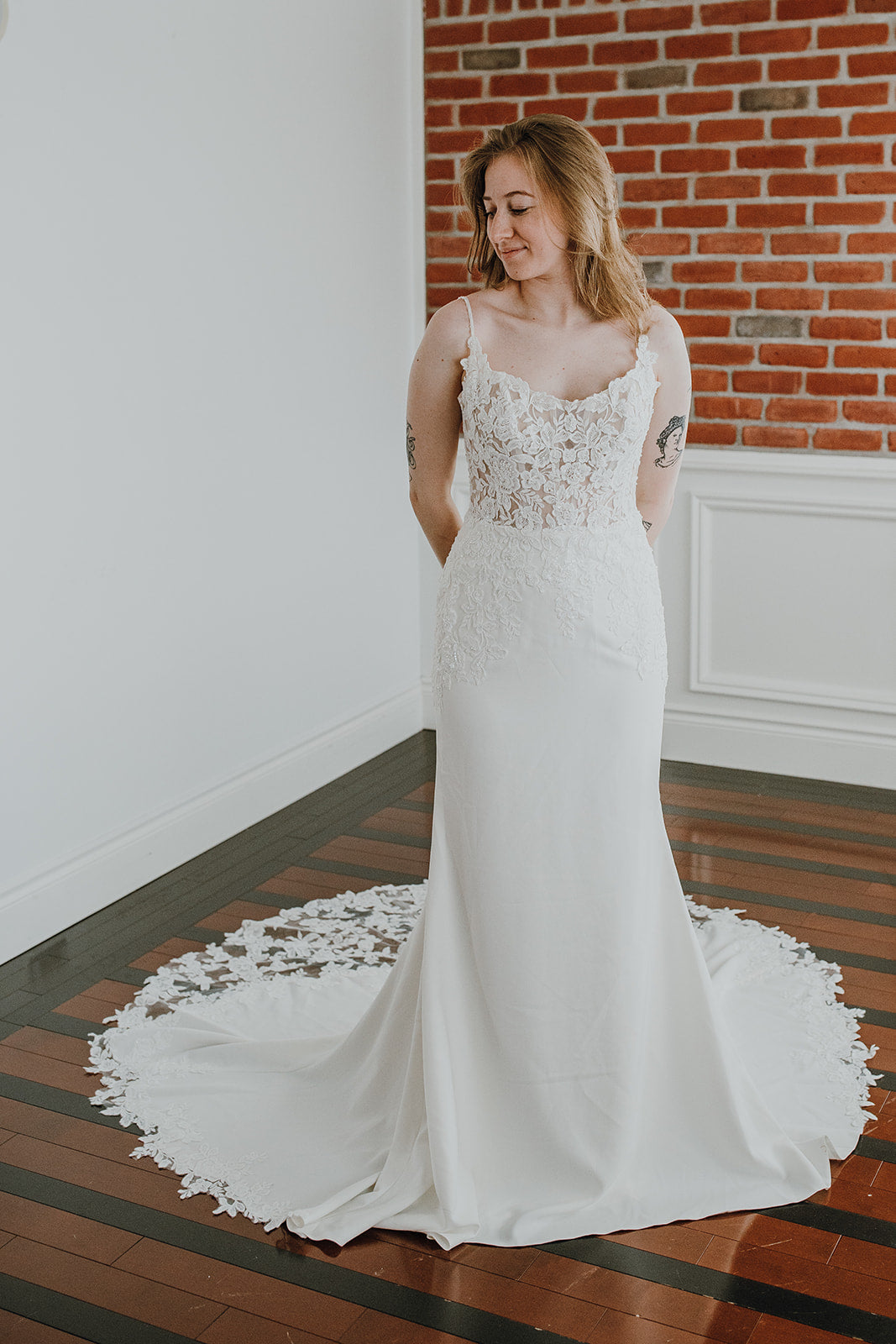 Delilah - robe de mariée coupe ajustée en crêpe à bretelles fines et dos totalement ouvert
