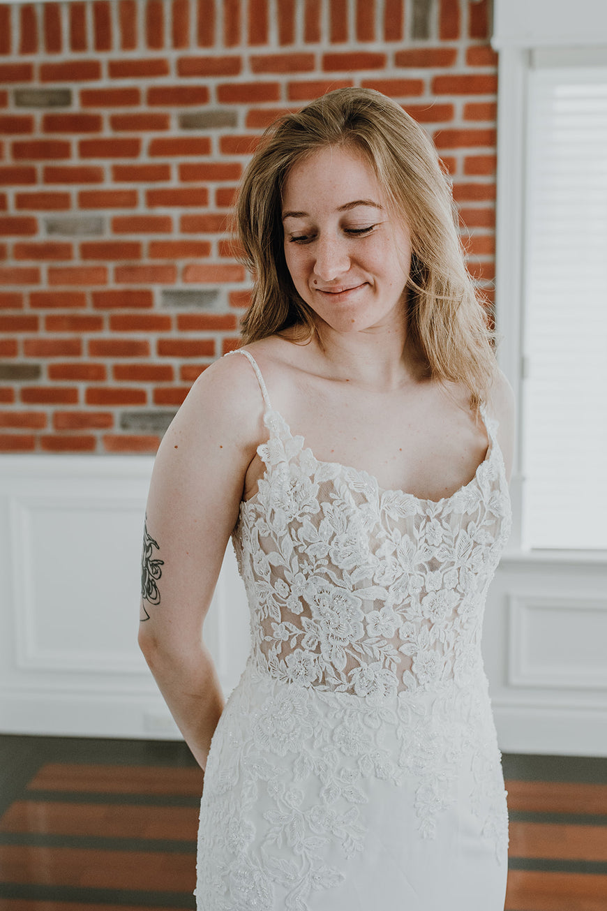 Delilah - robe de mariée coupe ajustée en crêpe à bretelles fines et dos totalement ouvert