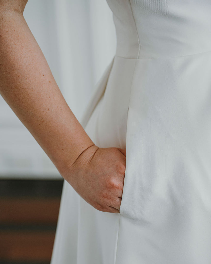 Paris - robe de mariée classique à décolleté plongeant illusion et dos ouvert