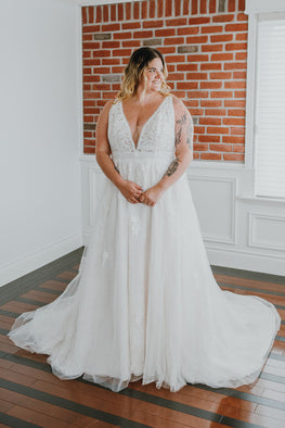 Martha *plus size* - A-line boho wedding dress with lace and cinched waist