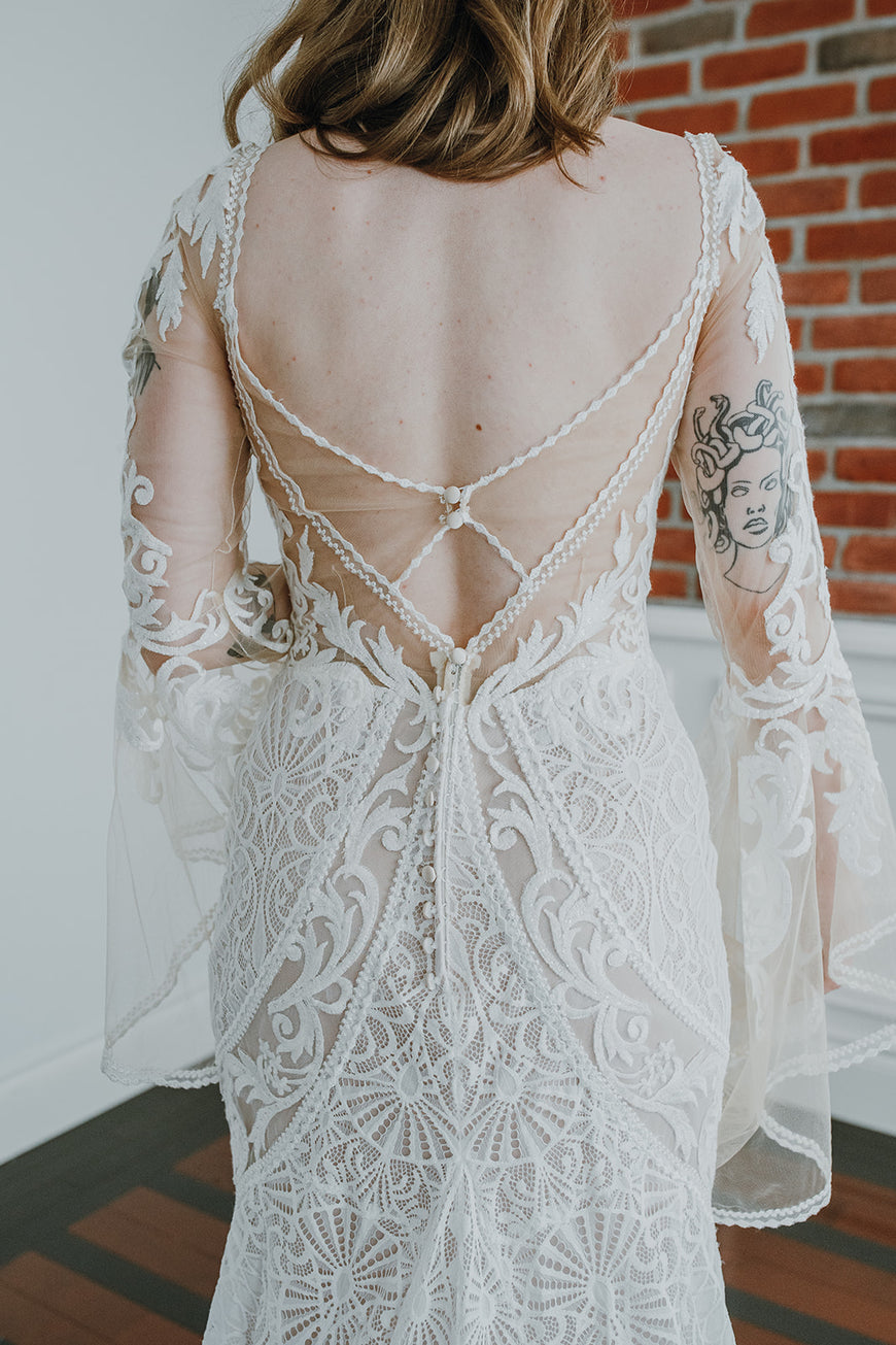 Wilson - robe de mariée boho ajustée en dentelle avec manches cloches en tulle léger et dos ouvert