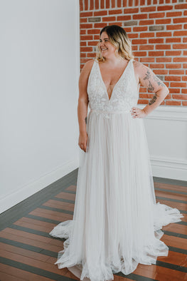 *EXCLUSIVE* Vera * sample size 20 - romantic A-line boho dress in tulle with minimalist lace at the top