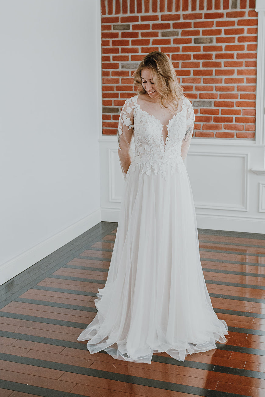 Joyce - robe de mariée boho avec manches longues, dos ouvert en rond et haut illusion