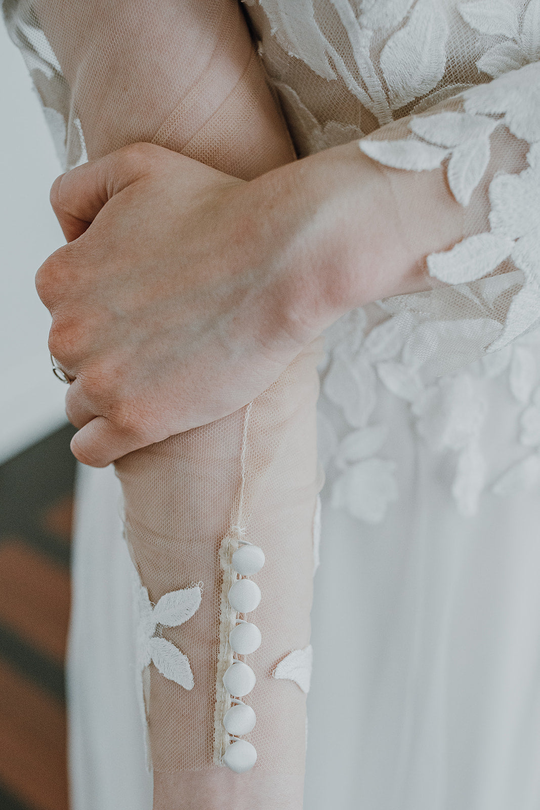 Joyce - robe de mariée boho avec manches longues, dos ouvert en rond et haut illusion