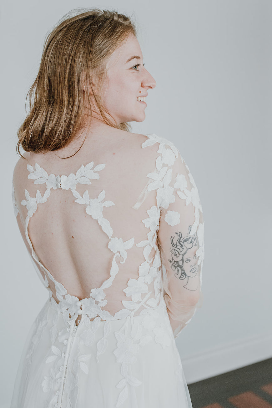 Joyce - robe de mariée boho avec manches longues, dos ouvert en rond et haut illusion