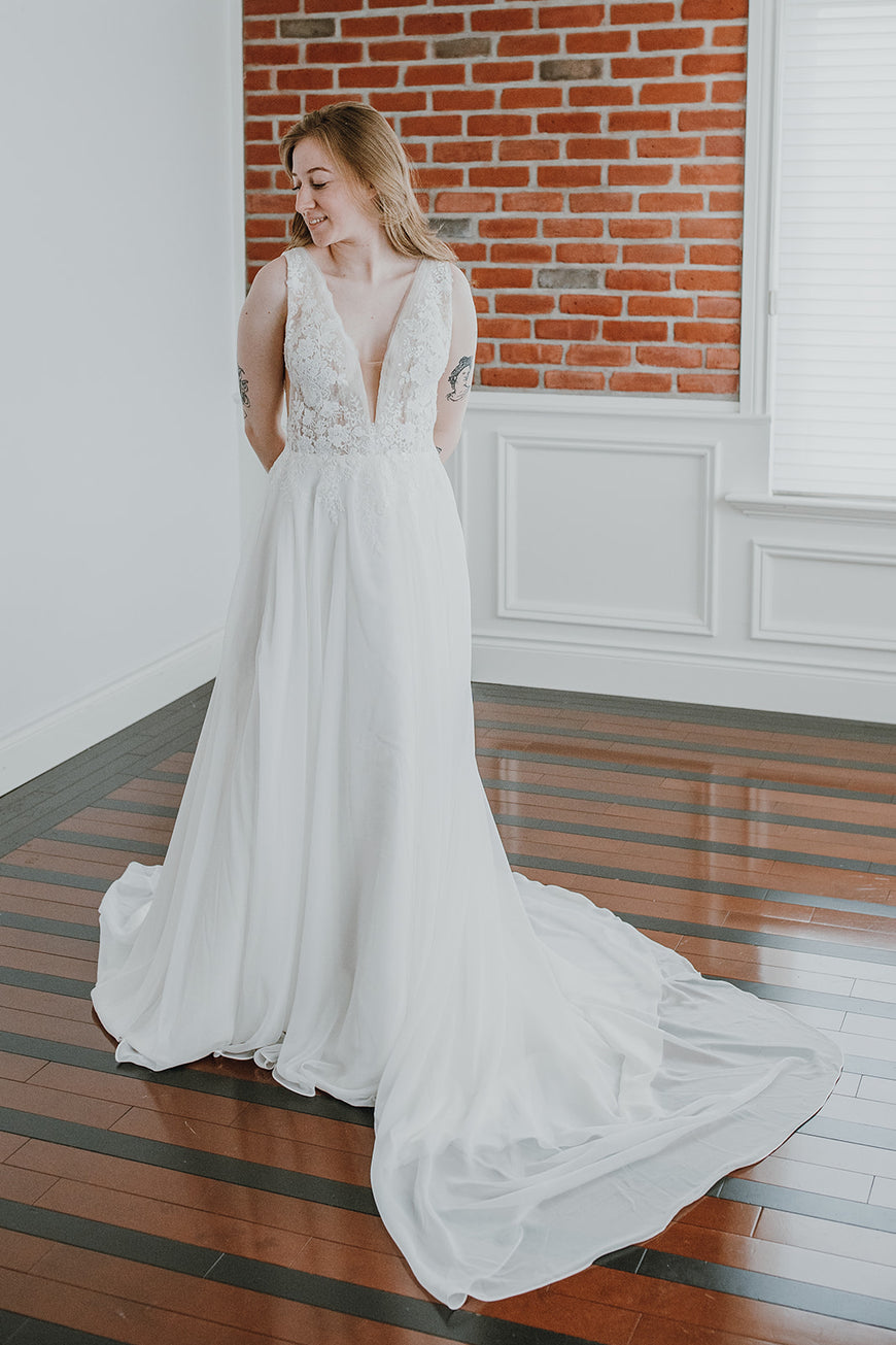 Ewa - robe de mariée boho avec haut décolleté en V plongeant et jupe de chiffon