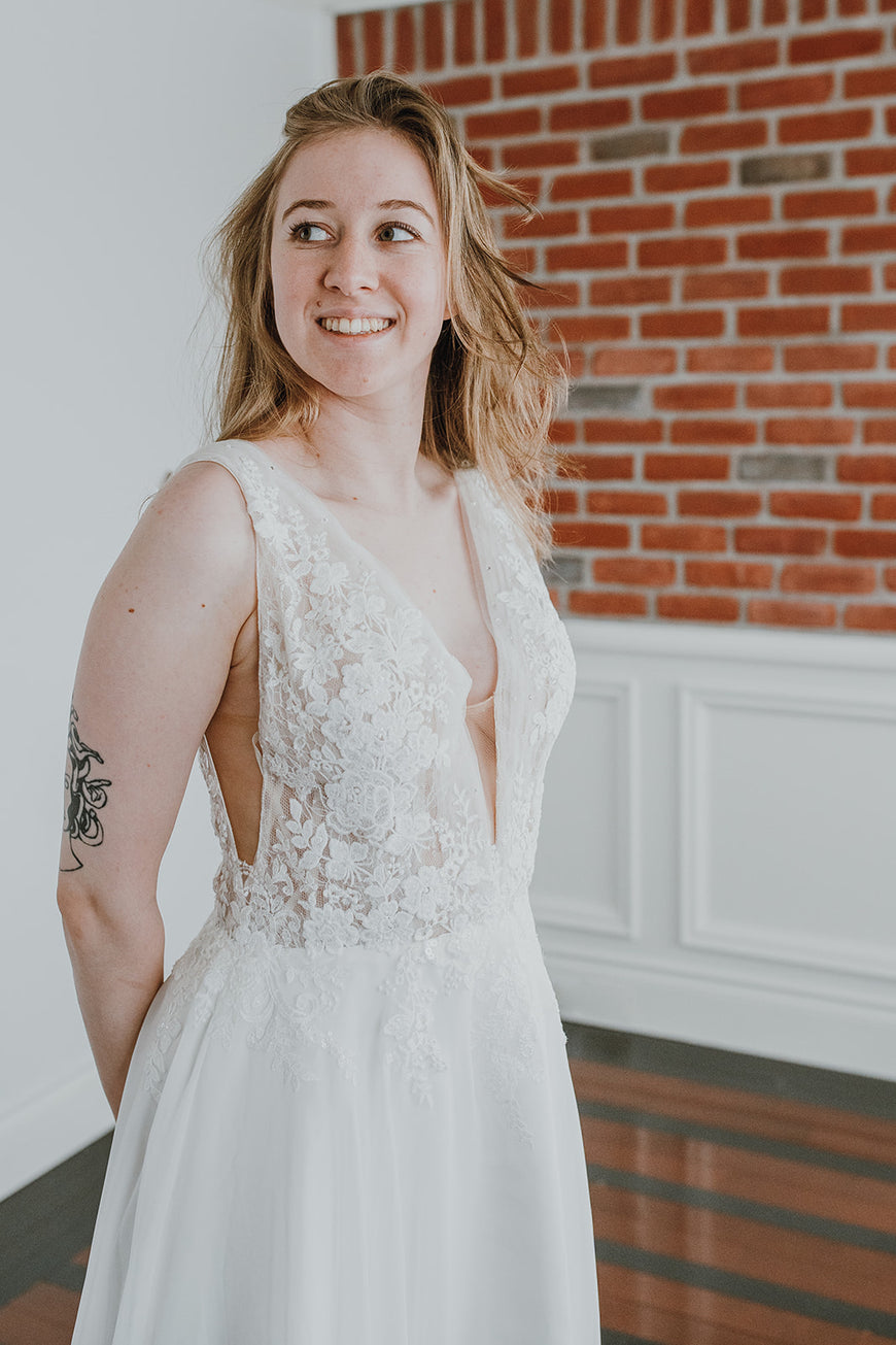 Ewa - robe de mariée boho avec haut décolleté en V plongeant et jupe de chiffon