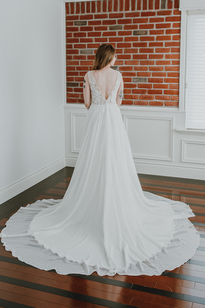 Ewa - robe de mariée boho avec haut décolleté en V plongeant et jupe de chiffon