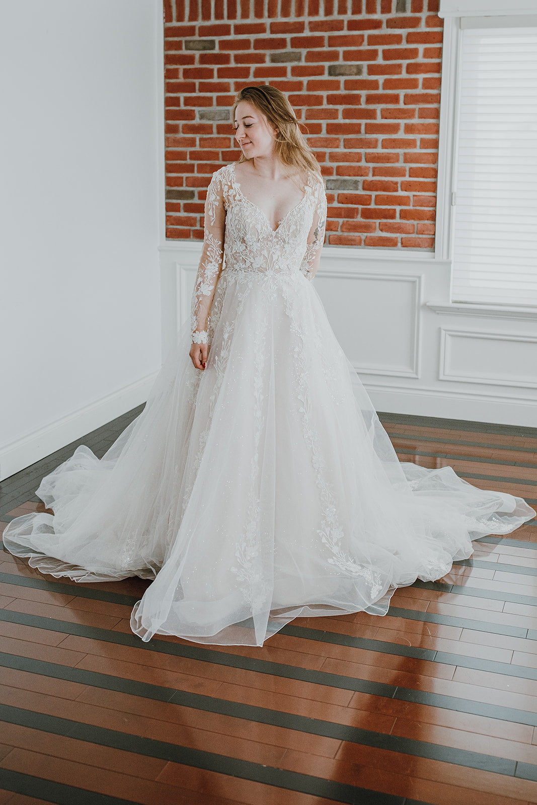Saphire - A-line wedding dress with long sleeves and illusion back