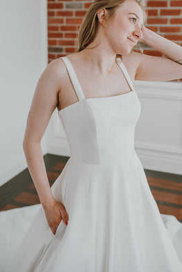 Moritz * sample size 8 - classic wedding dress with square neckline and modern back
