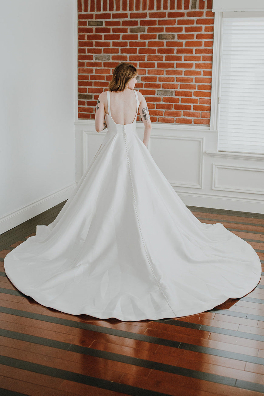 Moritz *échantillon taille 8* - robe de mariée classique à décolleté carré et dos moderne