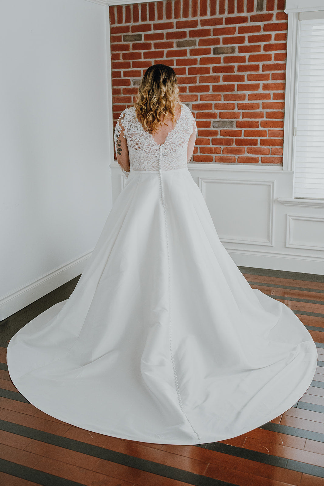 Carlyle - robe de mariée classique à décolleté plongeant illusion en dentelle et manches longues