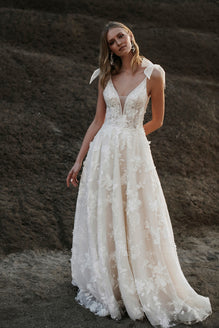 Walker - robe de mariée haut de gamme ligne A avec dentelle florale et décolleté plongeant, boucles aux épaules