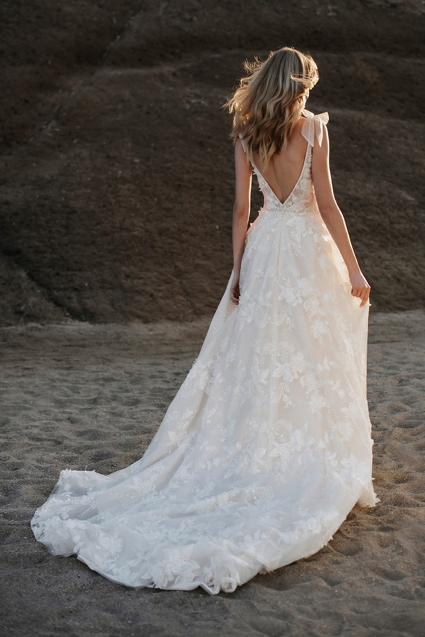 Walker - robe de mariée haut de gamme ligne A avec dentelle florale et décolleté plongeant, boucles aux épaules