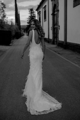 Misty * échantillon taille 10* - robe de mariée à haut moderne et jupe ajustée avec plumes et perles